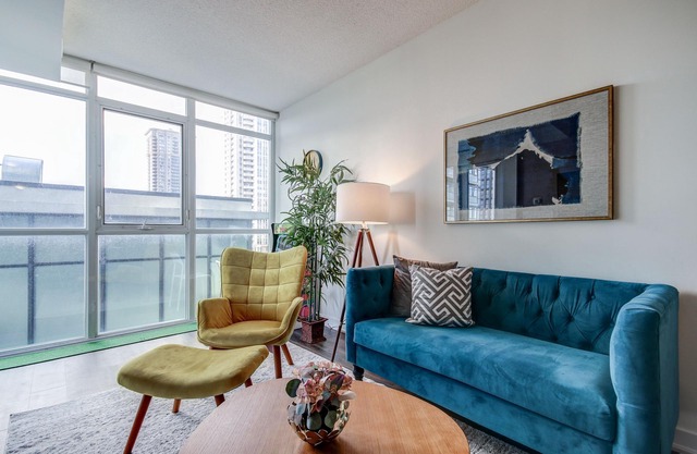 Benetton Suite - Square One - 1 BR + Den +1 Parking