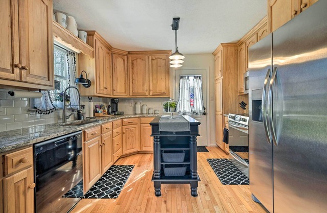 Berkeley Springs Vacation Home w/Fire Pit!