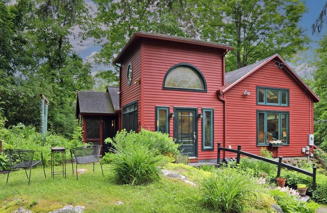 Berkshire Retreat- A stone's throw to downtown Lenox