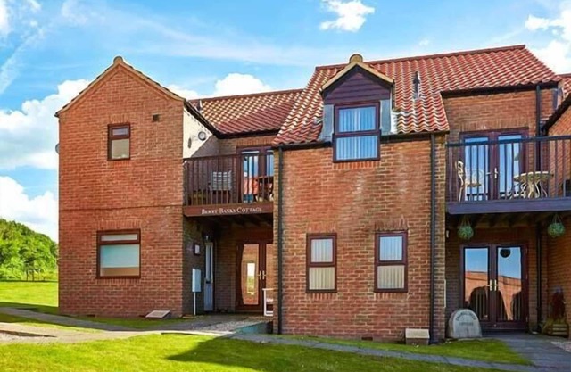 BERRY BANKS COTTAGE, family friendly, with a garden in Whitby