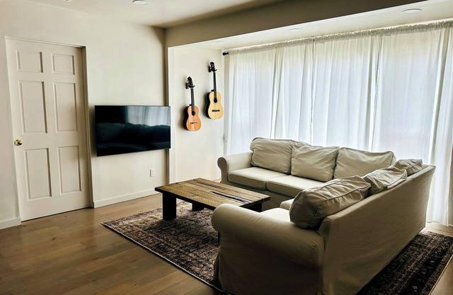 Bespoke 3-bedroom cottage with AC in vibrant Los Angeles near LAX/Sofi/Kia Forum