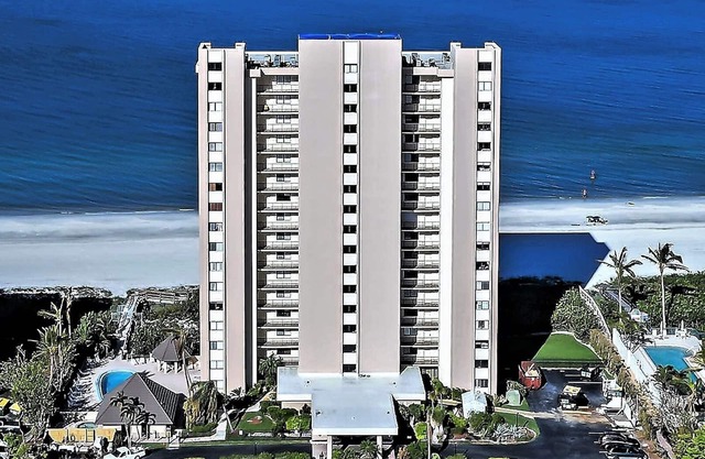 BEST BEACH LOCATION, JUST STEPS TO SOFT, SANDY BEACH w AWESOME TOP FLOOR VIEWS