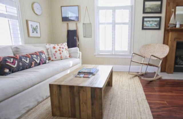 BEST LOCATION in CVX! 1.5 blocks from Lake MI Beach & DOWNTOWN CHARLEVOIX!