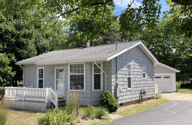 Best of Both Worlds! 5th Avenue Beach and Downtown Within Walking Distance!