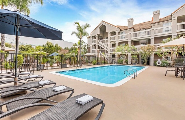 Best Place to Stay in Chatsworth! Full Kitchen, Swimming Pool, Free Breakfast!
