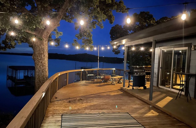 Best sunset on the Lake! Waterfront Home Private Boat Dock, Fire Pit and More!