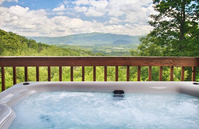Best Views in All of the Smokies! On 4 Secluded Acres! NOW WITH WI-FI