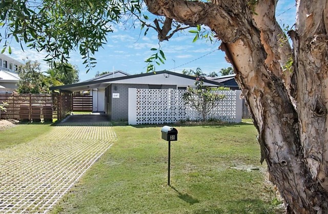 Betty's at Lennox Head - Retro Beach House in The Lennox Village