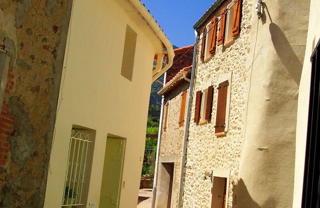 Betwee sea and ski: a romantic village house with view on gardens and mountains