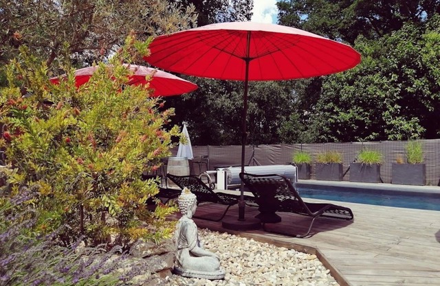 Between Nimes and Montpellier, lodging air-conditioned 4 pers. with a pool