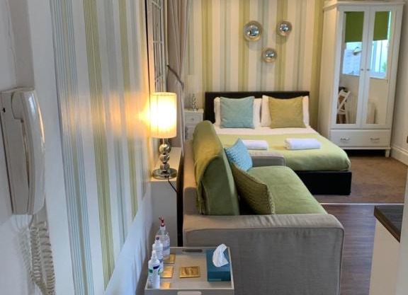 Between Piers, the stylish studio flat in Cannon place