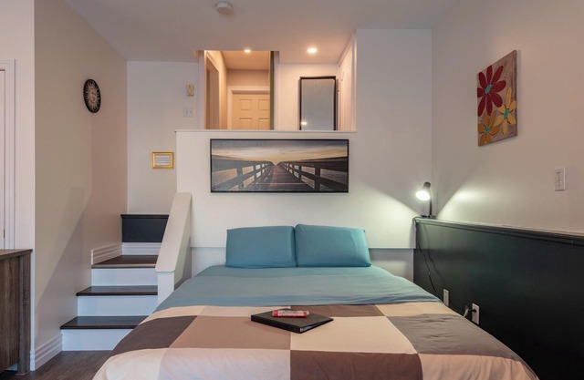 Between two bridges: a private studio suite