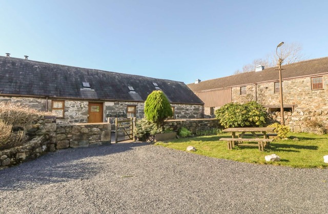 BEUDY BACH, pet friendly, character holiday cottage in Y Felinheli
