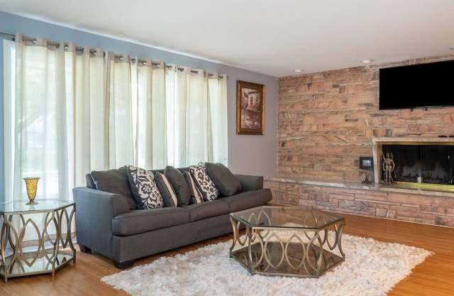 Beverly Place - 4BR/4BA Luxury!