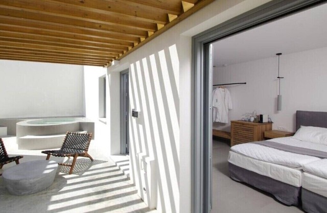 BH836 - C - Suite Syros