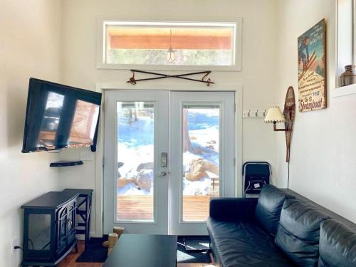 Bierstadt Cabin at Base Camp Lodging Company