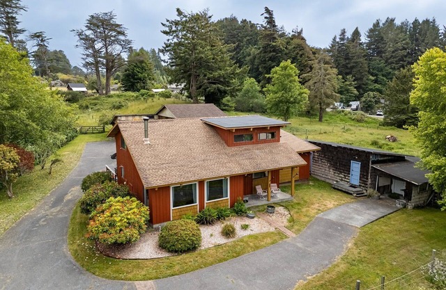 🌤🏡 Big Bay Cabin - Humboldt Bay Views, Cozy, Centrally Located 🌊