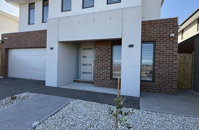 Big & Beautiful Modern Home, Ensuite with every Bedroom! Close to everything