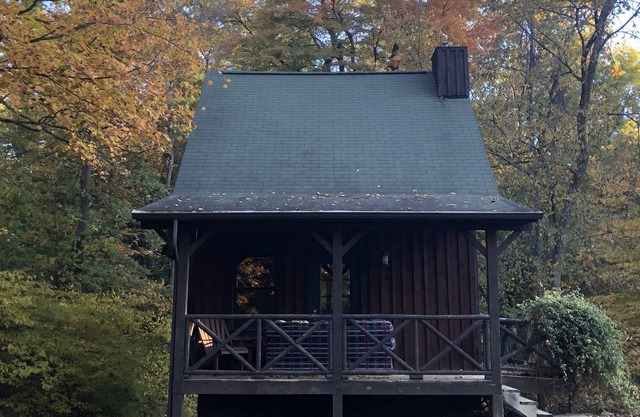 Big Buck Run Cabin near Hocking Hills. Located in a Private estate