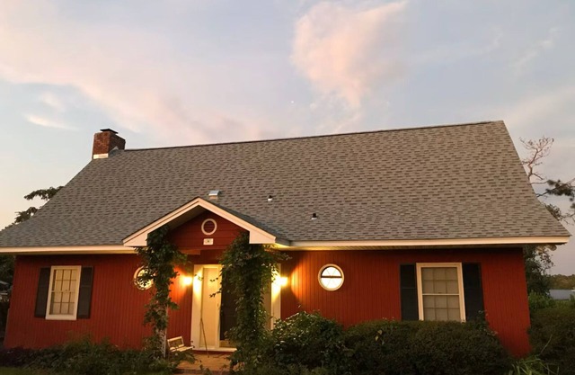 Big Home with Wifi, HotTub, Outdoor kitchen/dining area & dock on Lake Seminole