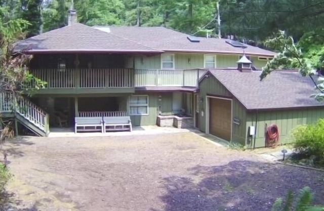 Big house, big yard, close to everything in Mount Gretna!