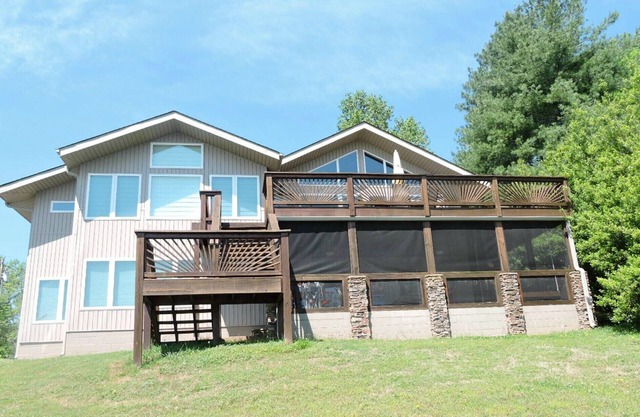 Big Lake Views Tims Ford Lake! Lots of space and great for family get togethers