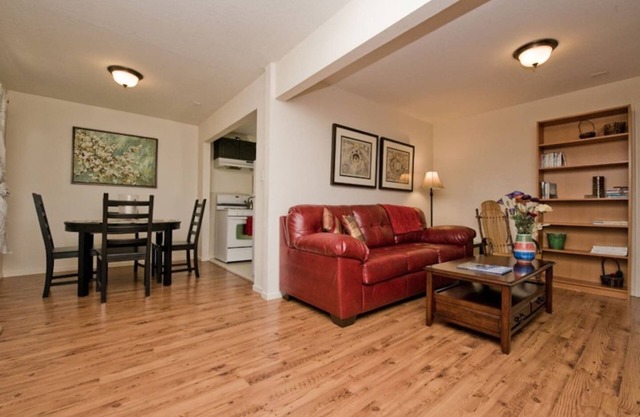 Big Quiet Sunny Garden Apt w/Private Fenced Backyard