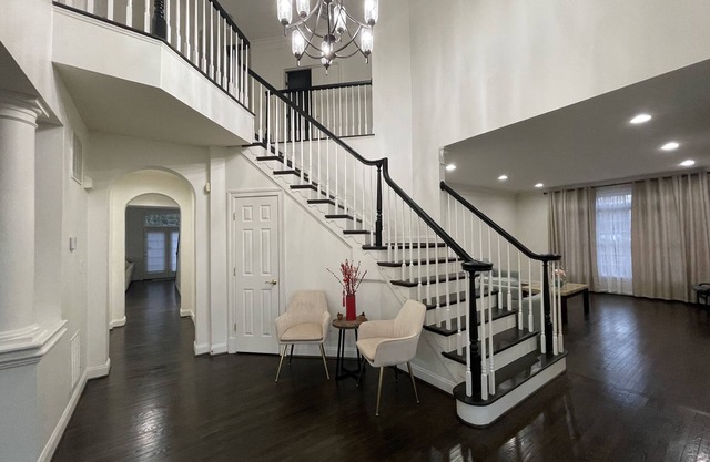 Big Spacious modern house,15 min from DC, GMU, Tyson's Corner