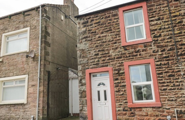 BILLY'S COTTAGE, pet friendly, with a garden in Dearham