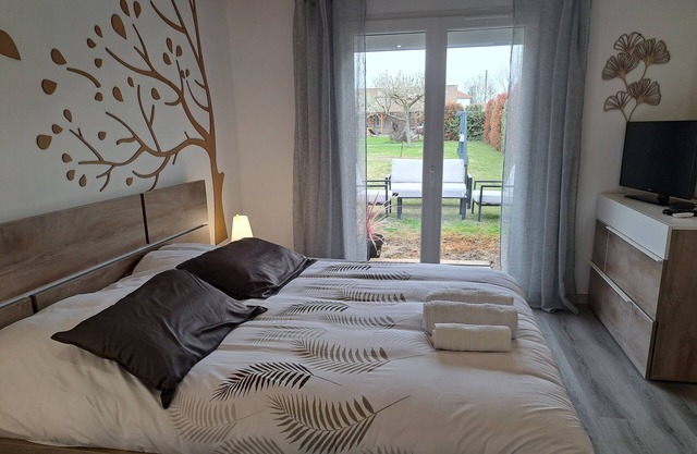 BILOBA guest room, bathroom WC and exterior