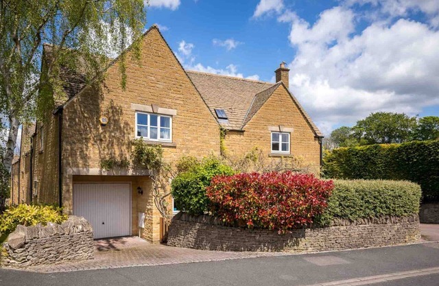 BIRCH HOUSE, pet friendly, with a garden in Stow-On-The-Wold