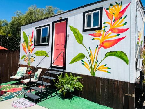 Bird of Paradise Retreat with stunning mountain views