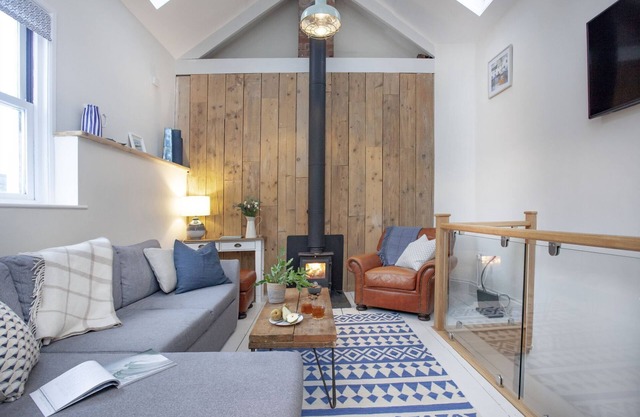 Birdcage Cottage - a cottage that sleeps 4 guests in 2 bedrooms