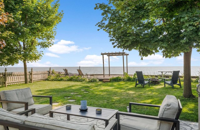 Birds Eye View on Erie w/Hot Tub