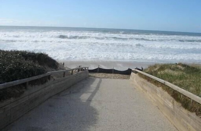 Biscarrosse Beach appt t3 standing on the edge of the ocean