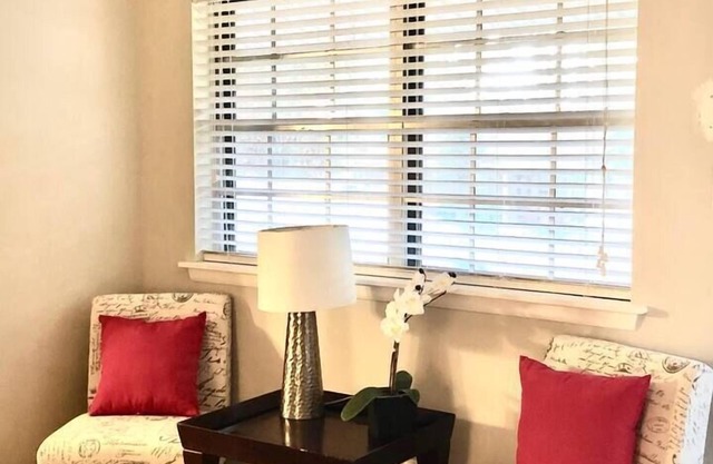 Biz Travelers Feel At Home Pets Welcome Big Yard