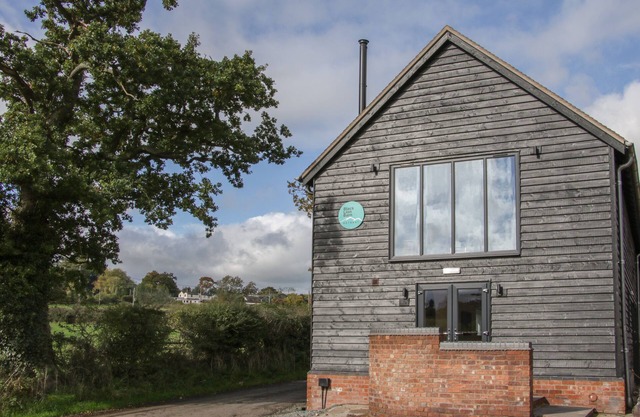 BLACK LION BARN RETREAT, family friendly in Pulverbatch