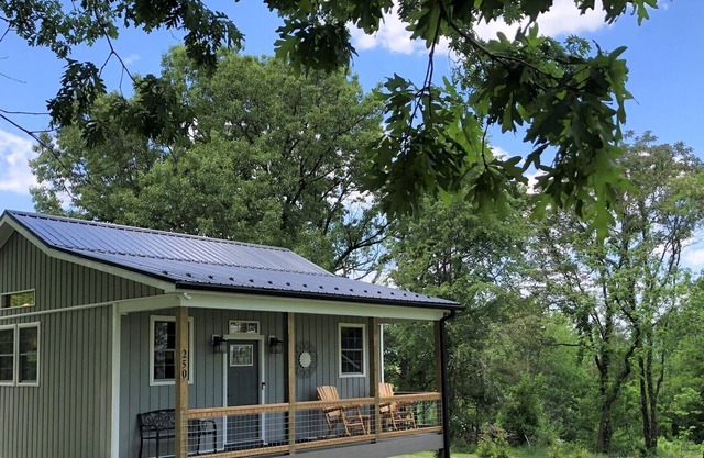 Black Walnut Cottage: BRAND NEW Couple's Cabin!