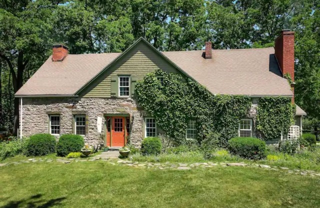 Black Walnut Farm: 1700s Farmhouse on 34 acres, Antique Lover's Dream