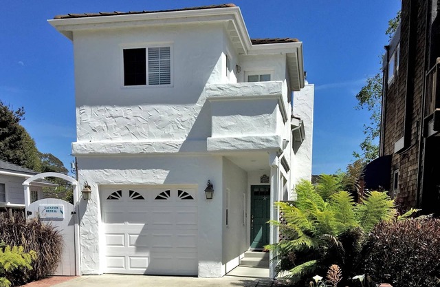 Blacks Beach Retreat,Wi-Fi, near Harbor & Steps to Twin Lakes Beach!