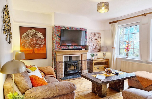 Blacksmiths Cottage - a cottage that sleeps 10 guests in 4 bedrooms