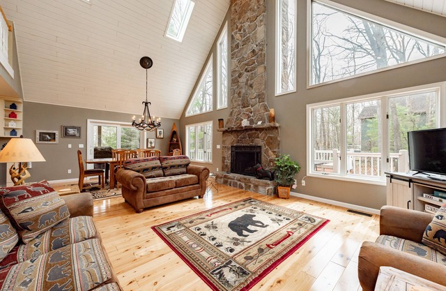 Blended: Lake Access, Hot Tub, Dock, Fireplace!