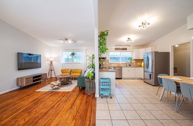 Blissful Houston Get Away~ 4 Bedrooms, 3 Bathrooms