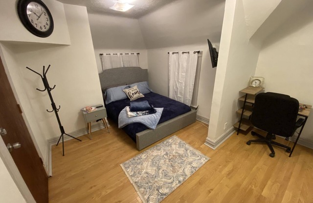 Blue#2: Cozy, private Midtown studio