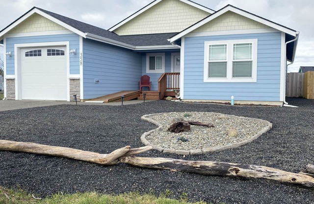 Blue Anchor Cottage - pet friendly retreat! Game Room! Walk to beach!