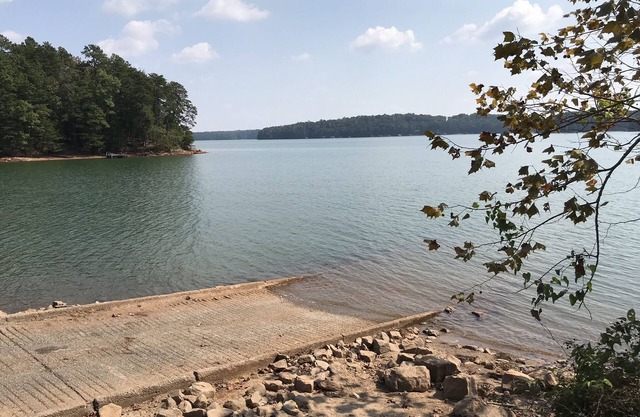 Blue Bungalow with King bed by the lake