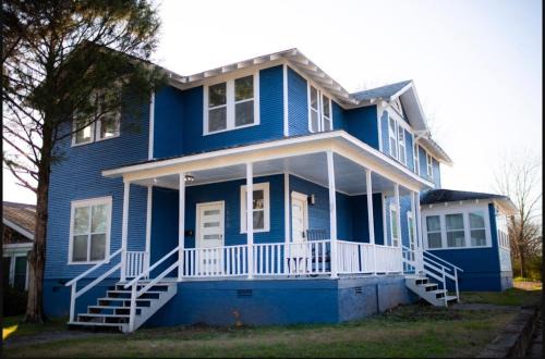 Blue Corner Luxe, Timeless Charm Near Downtown