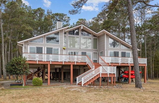 Blue Crab Shores: Waterfront Oasis with Stunning Views & Endless Possibilities