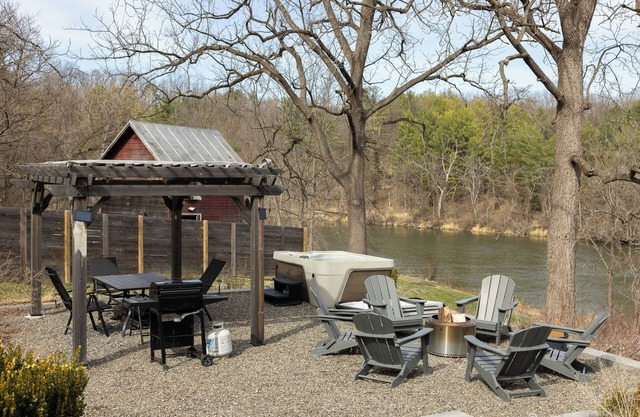 Blue Heron House - 3BR Creekside Retreat with Hot Tub, Firepit & 10min to Hudson