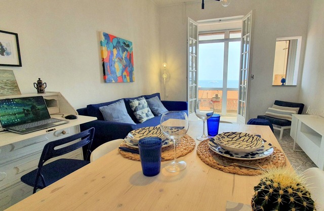 Blue in the eyes: apartment with sea view